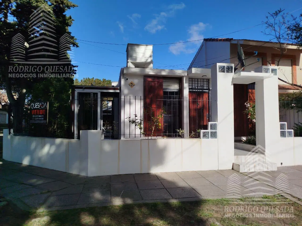 Excelente Oportunidad en Esquina: Dos Casas Independientes con Piscina y Quincho! 4