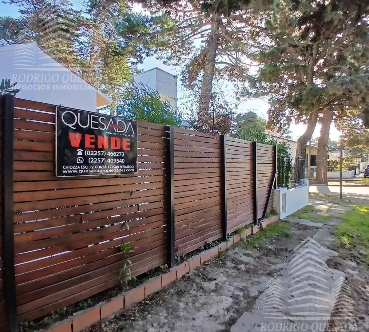Excelente Oportunidad en Esquina: Dos Casas Independientes con Piscina y Quincho! 2