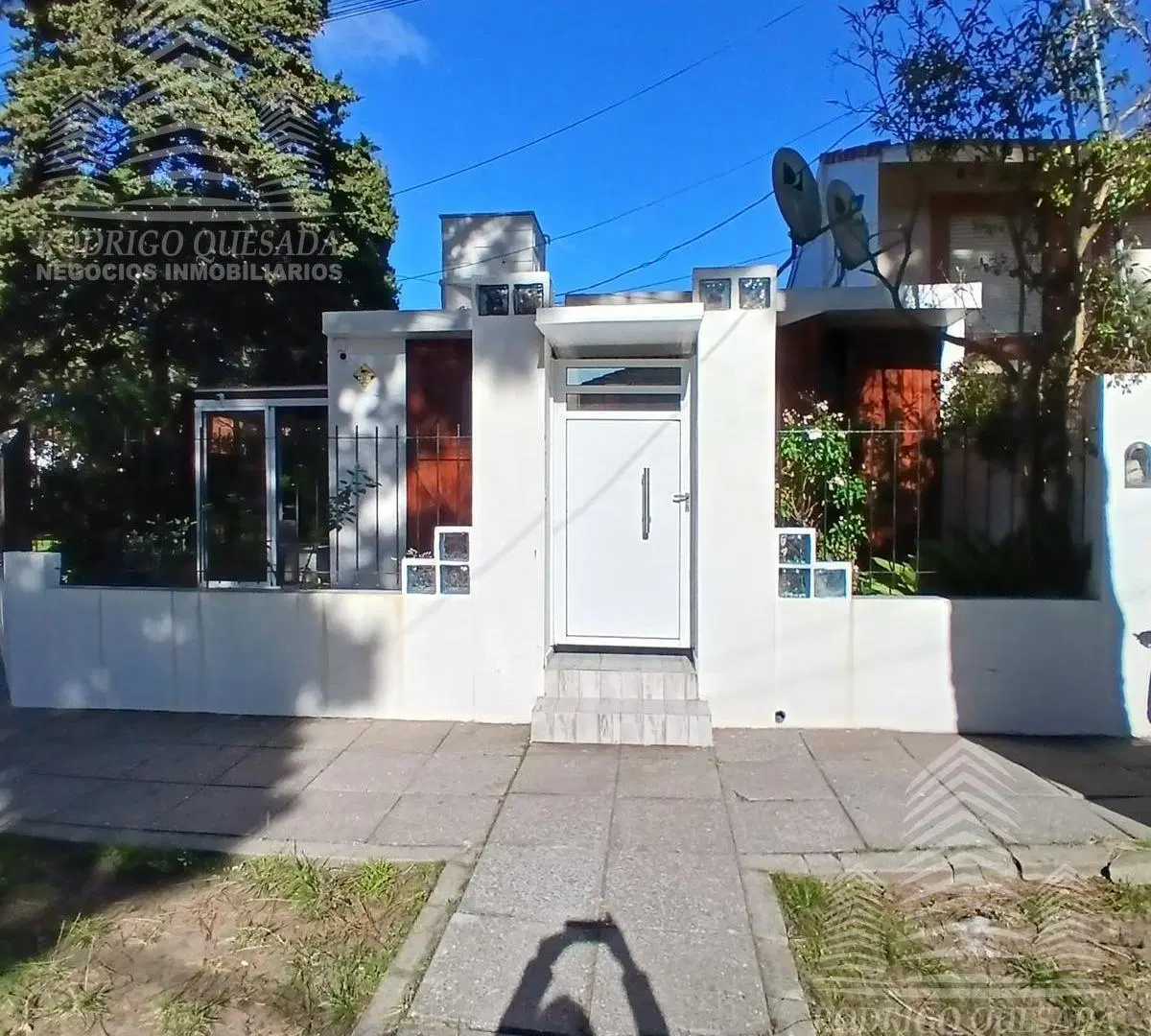 Excelente Oportunidad en Esquina: Dos Casas Independientes con Piscina y Quincho! 8