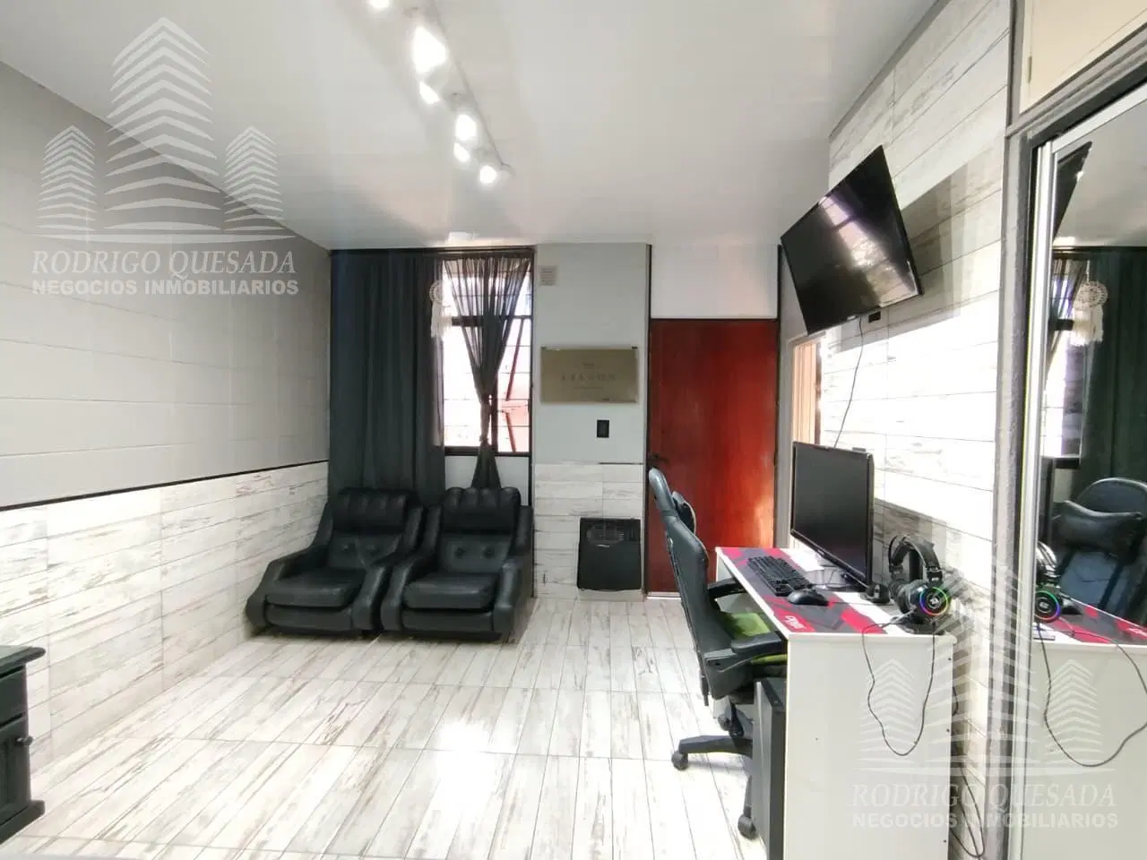 Excelente Oportunidad en Esquina: Dos Casas Independientes con Piscina y Quincho! 8