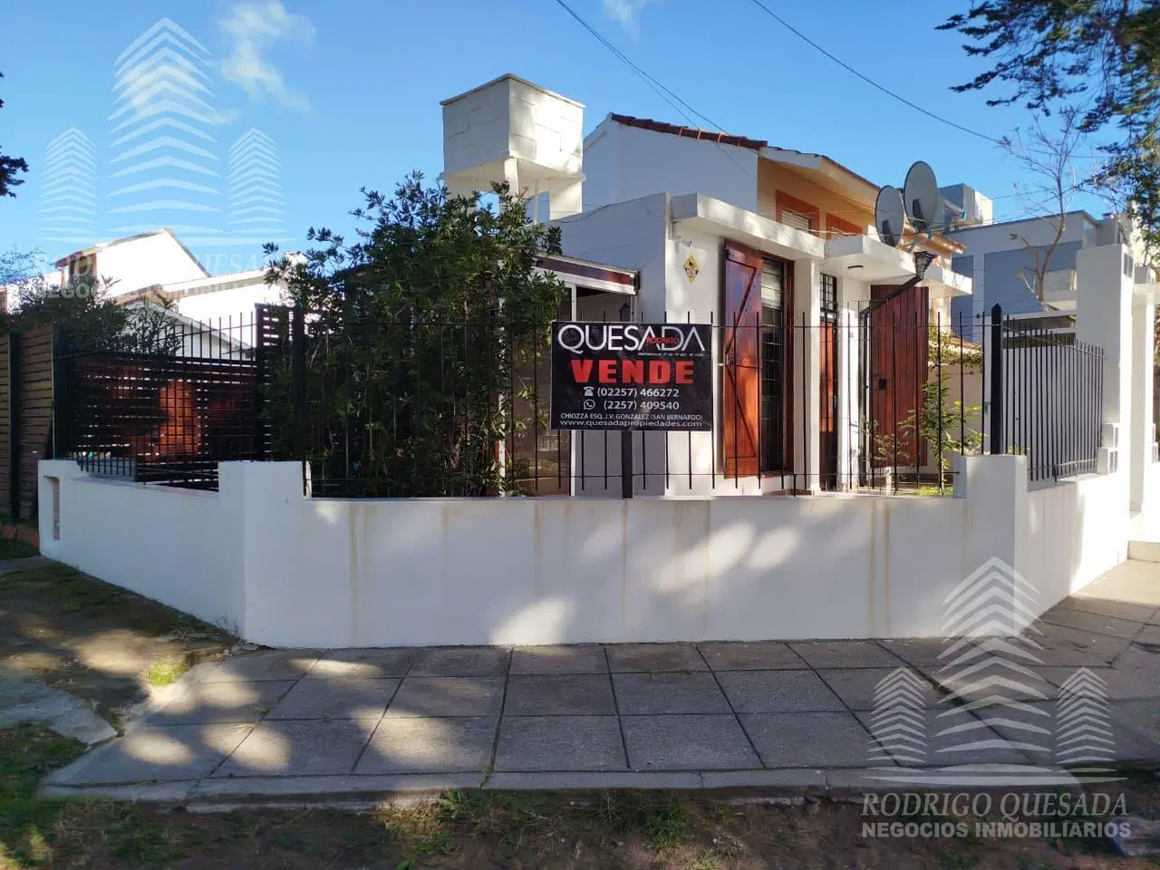 Excelente Oportunidad en Esquina: Dos Casas Independientes con Piscina y Quincho! 3