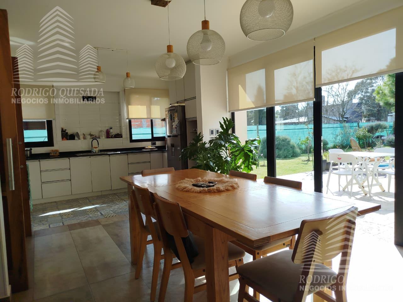 Foto de Casa moderna de categoría en San Rafael-Piscina y parque, imagen 1