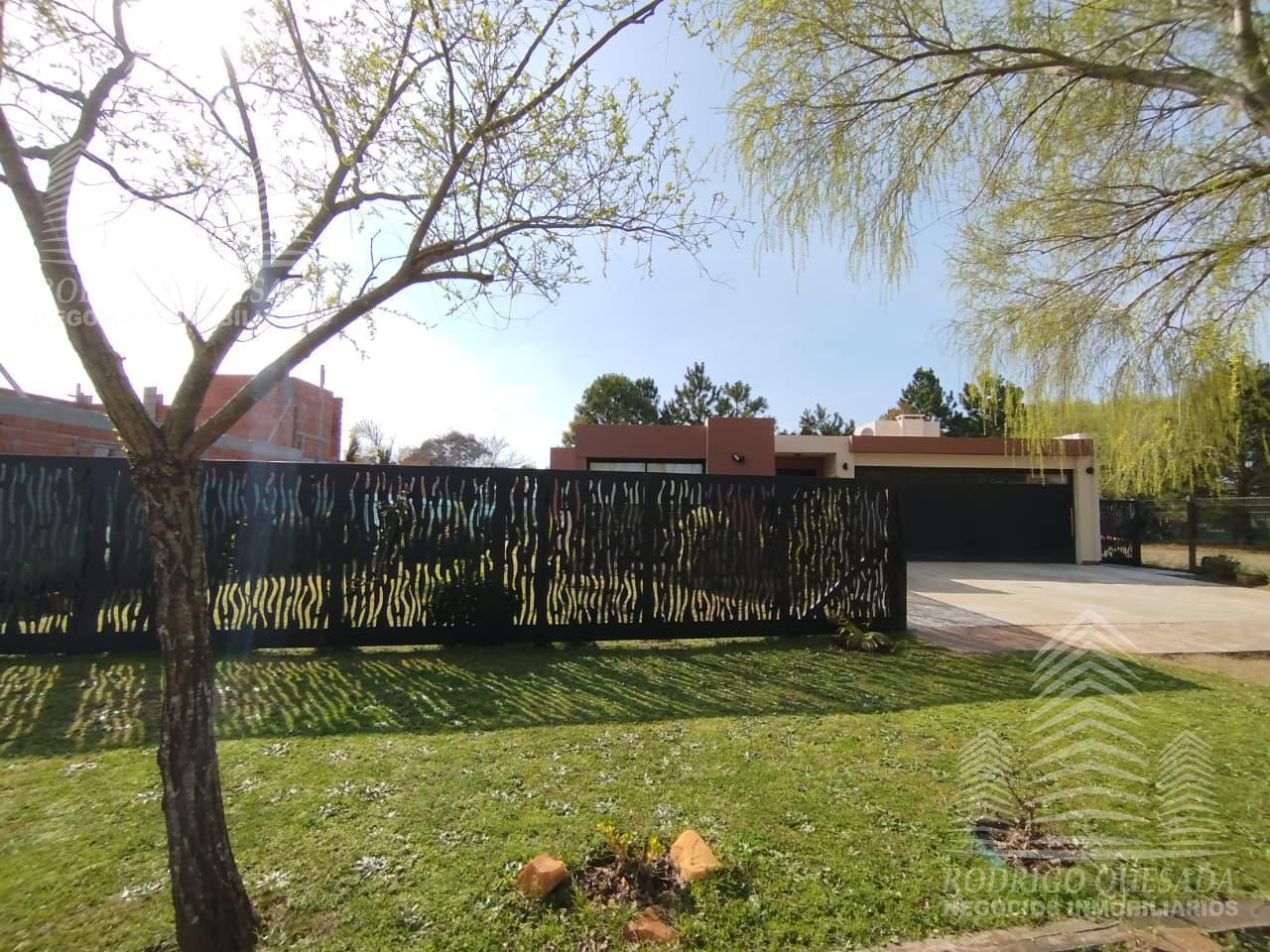 Foto de Casa moderna de categoría en San Rafael-Piscina y parque, imagen 2