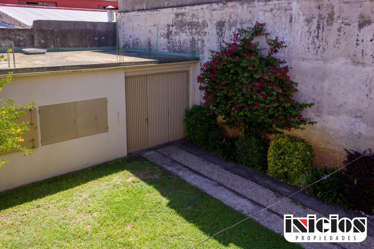2 Locales, una vivienda y un deposito: Azopardo Nº 247 - Mar de Ajó - C700