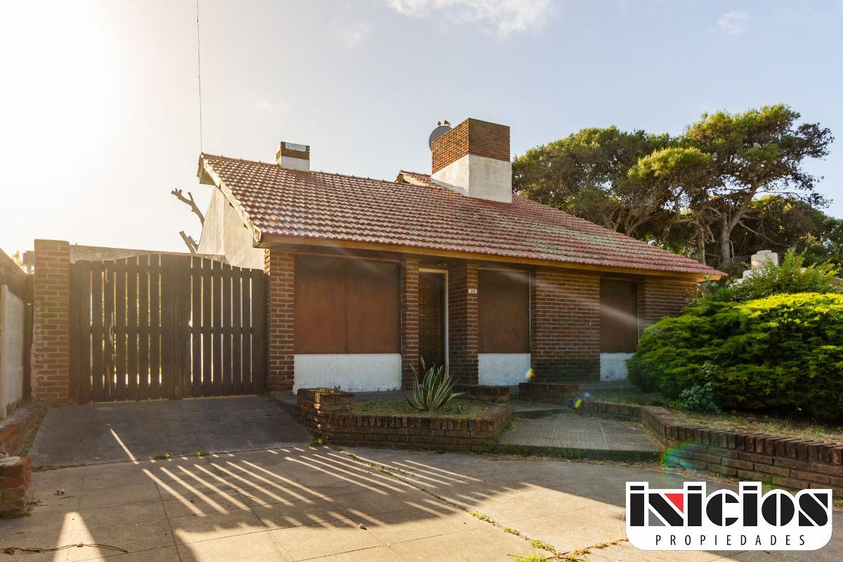 Chalet: Lebensohn N° 1566 e/ Yunque y Gaito - El Silvio - C1046