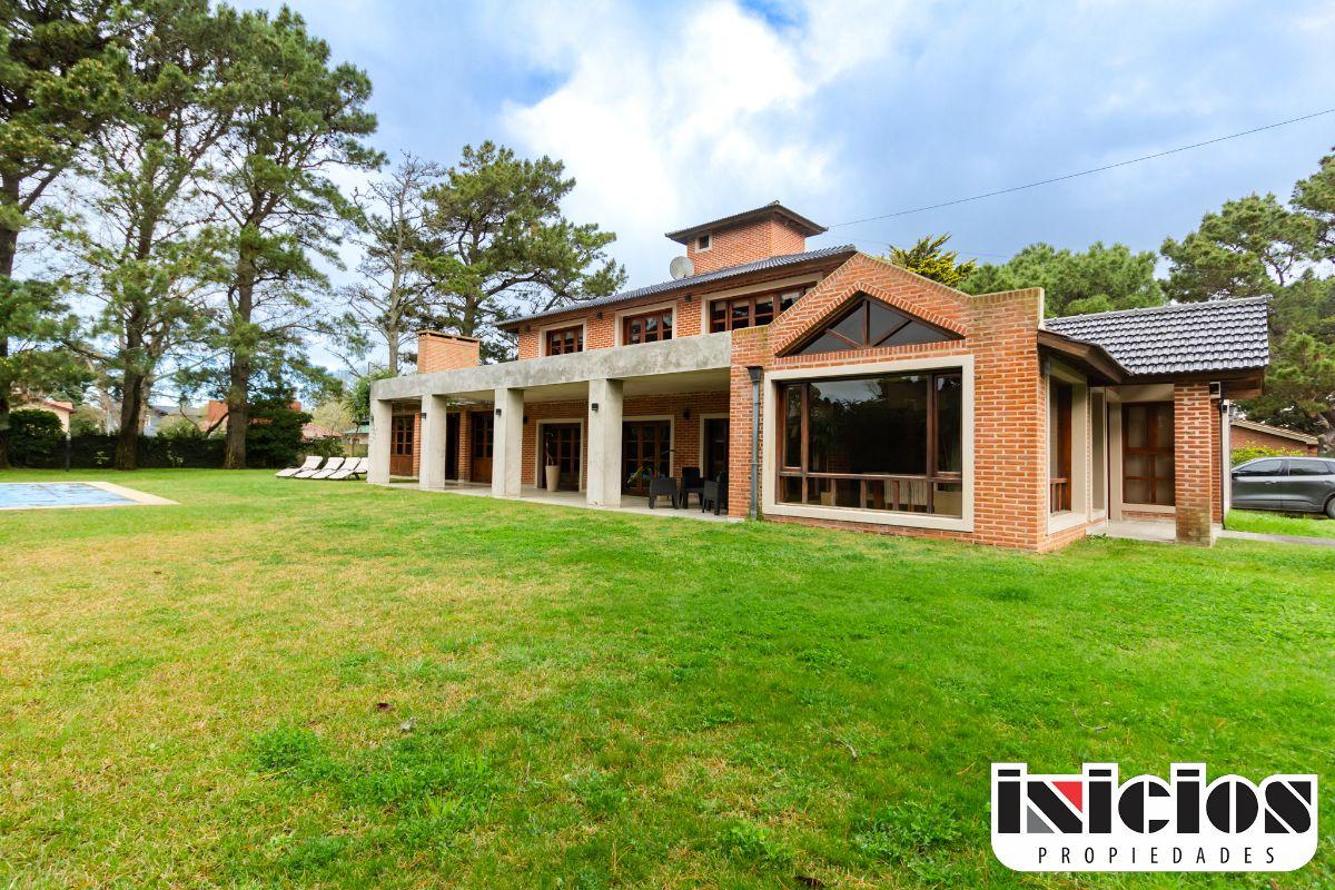 Hermosa Casa en Barrio Exclusivo - C1017