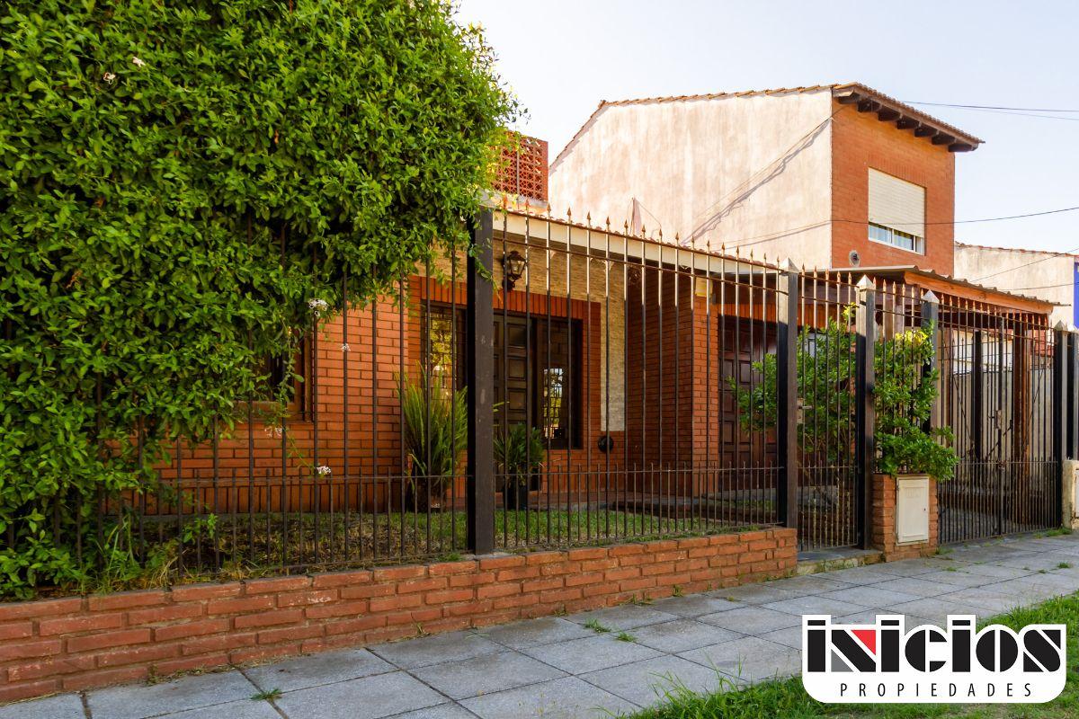 Chalet: Rico N° 931 e/ La Argentina y Calvetti - El Silvio - C1062