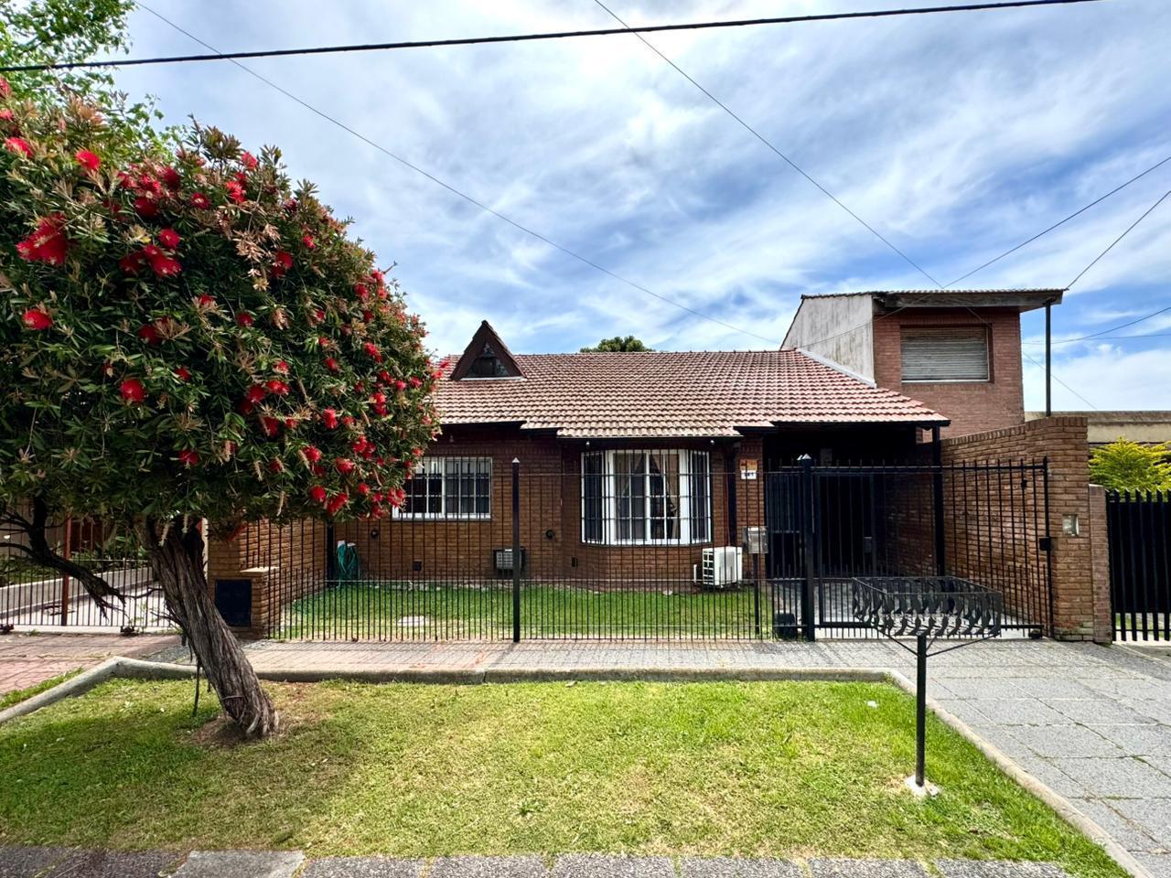Foto de Casa en venta - ituzaingo - cuatro ambientes, imagen 1