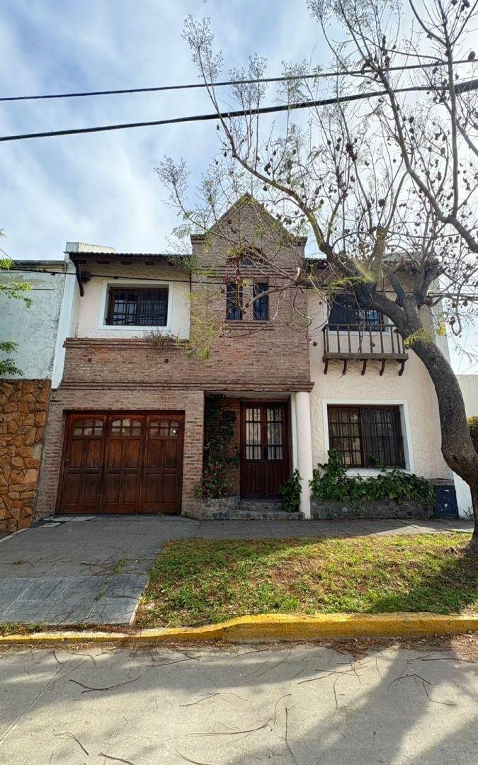 Venta de casa de 4 dormitorios de 200 m2 en calle 25 de Mayo Ensenada