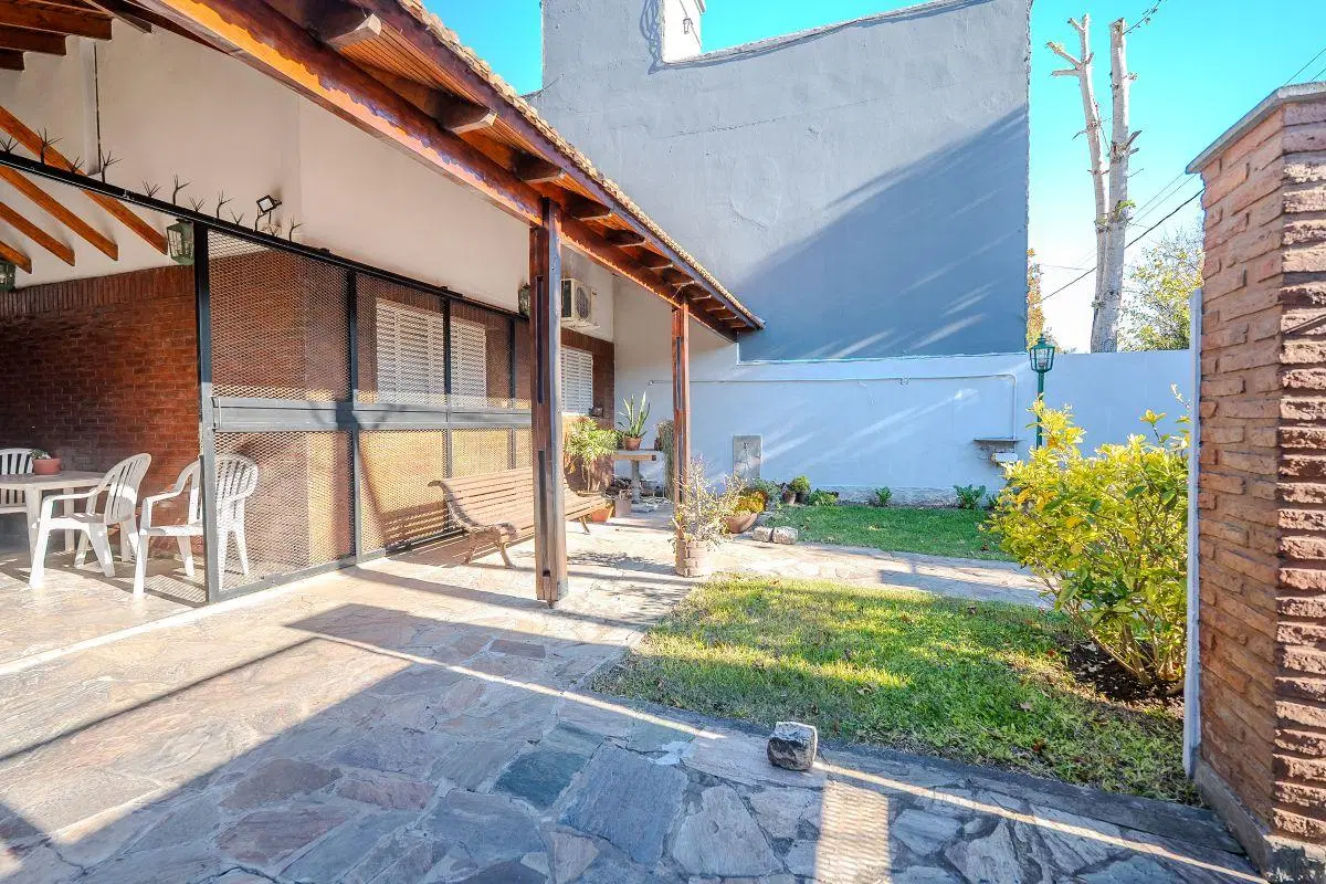 CASA EN VENTA EN GONNET 19 Y 505 5