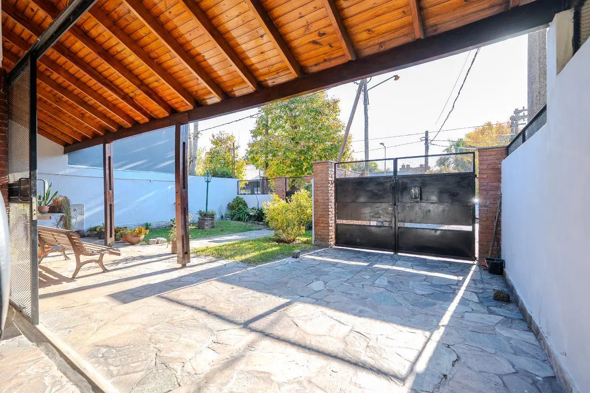 CASA EN VENTA EN GONNET 19 Y 505 8