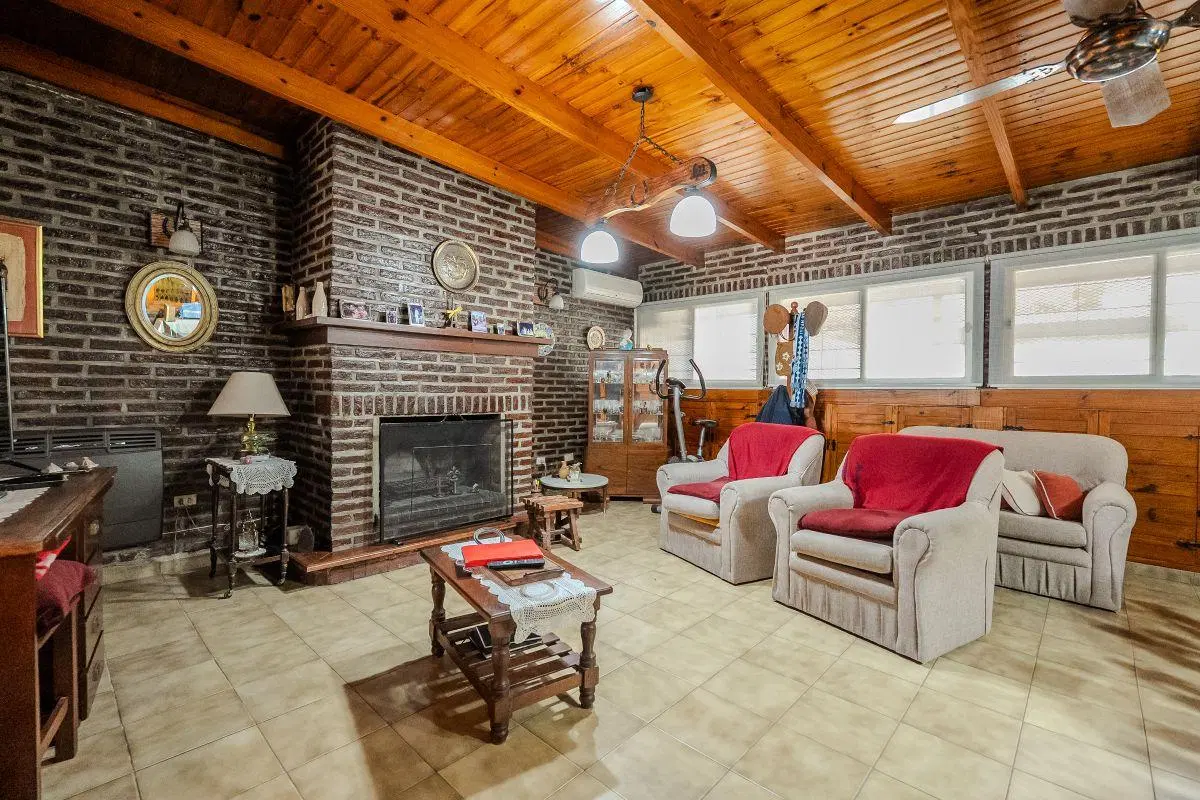 CASA EN VENTA EN GONNET 19 Y 505 4