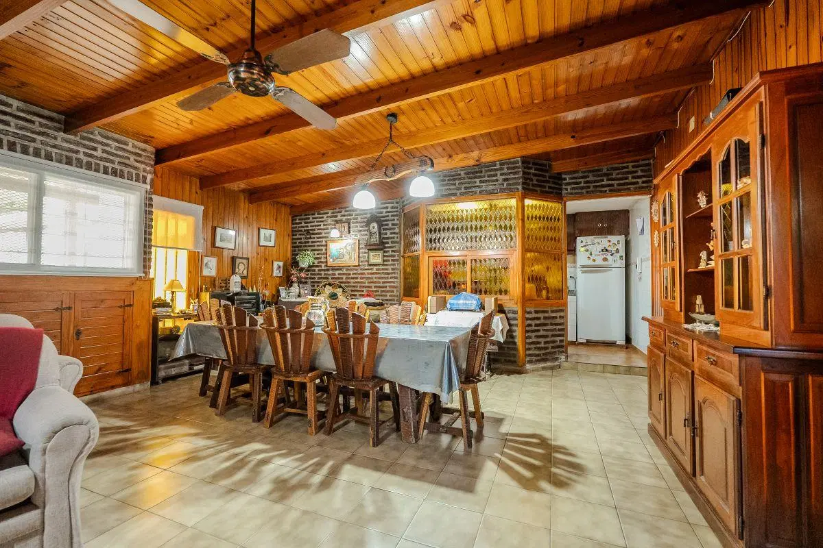CASA EN VENTA EN GONNET 19 Y 505 5