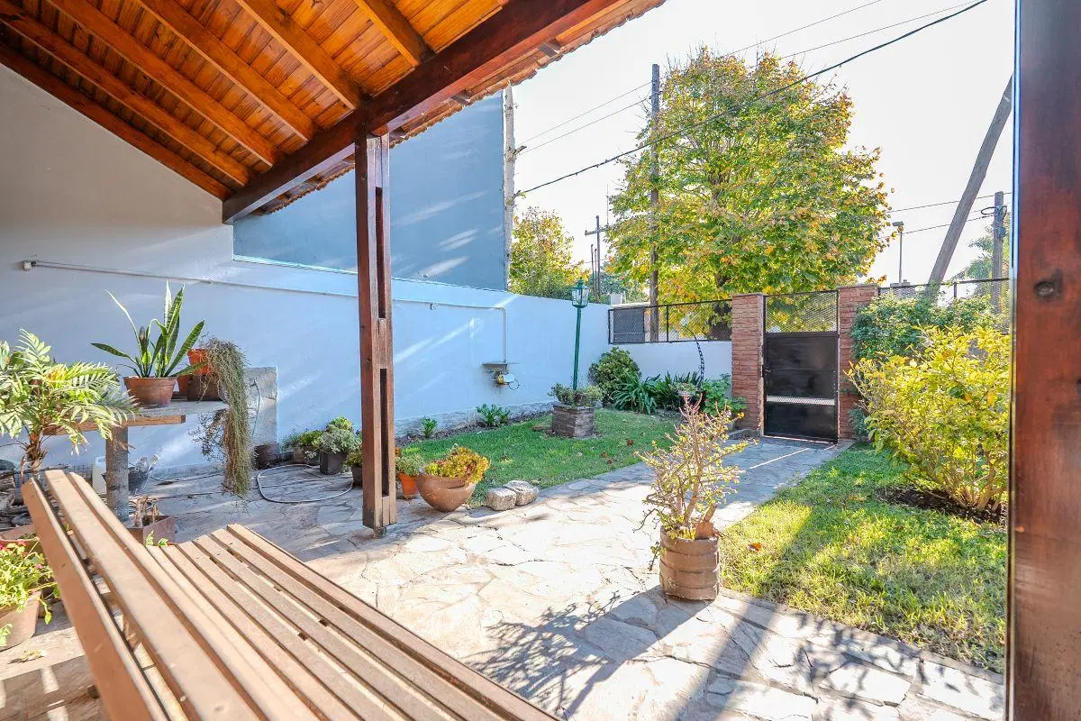 CASA EN VENTA EN GONNET 19 Y 505 4