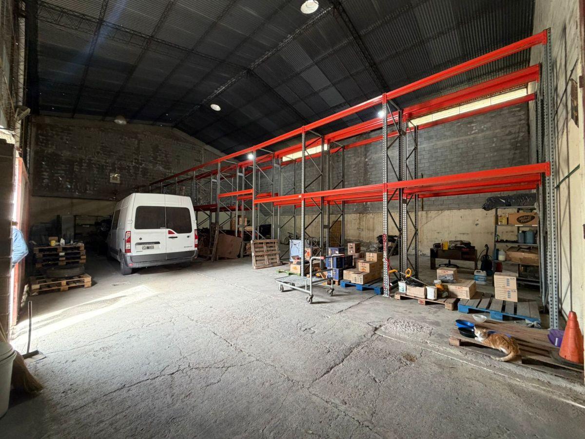 Foto de ESPECTACULAR GALPON! 550 m2 y 400m2 Cubiertos! Oficinas!, imagen 2