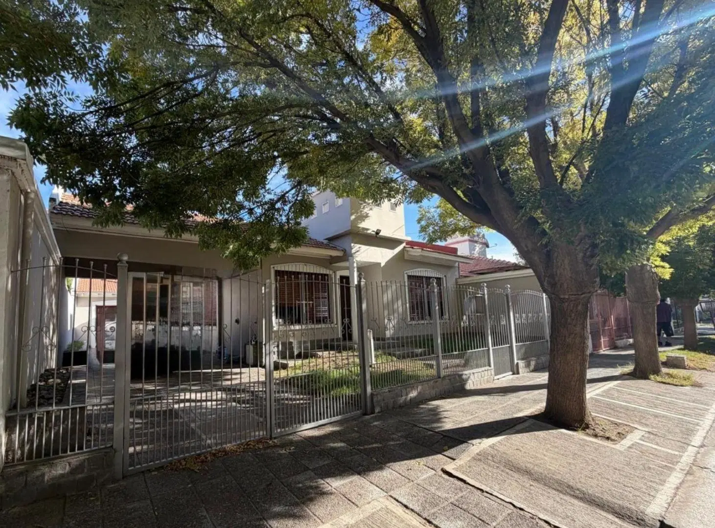 se vende casa de 3 dormitorios en b° jardines del rey 5