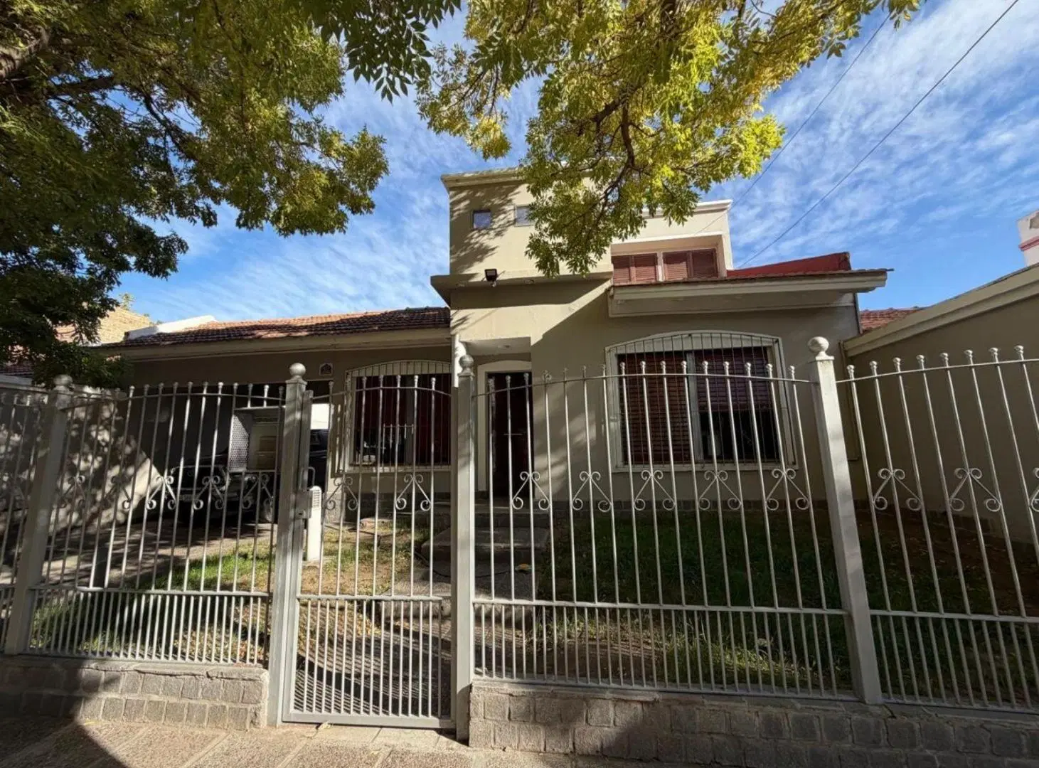 se vende casa  de 3 dormitorios en b° jardines del rey 8