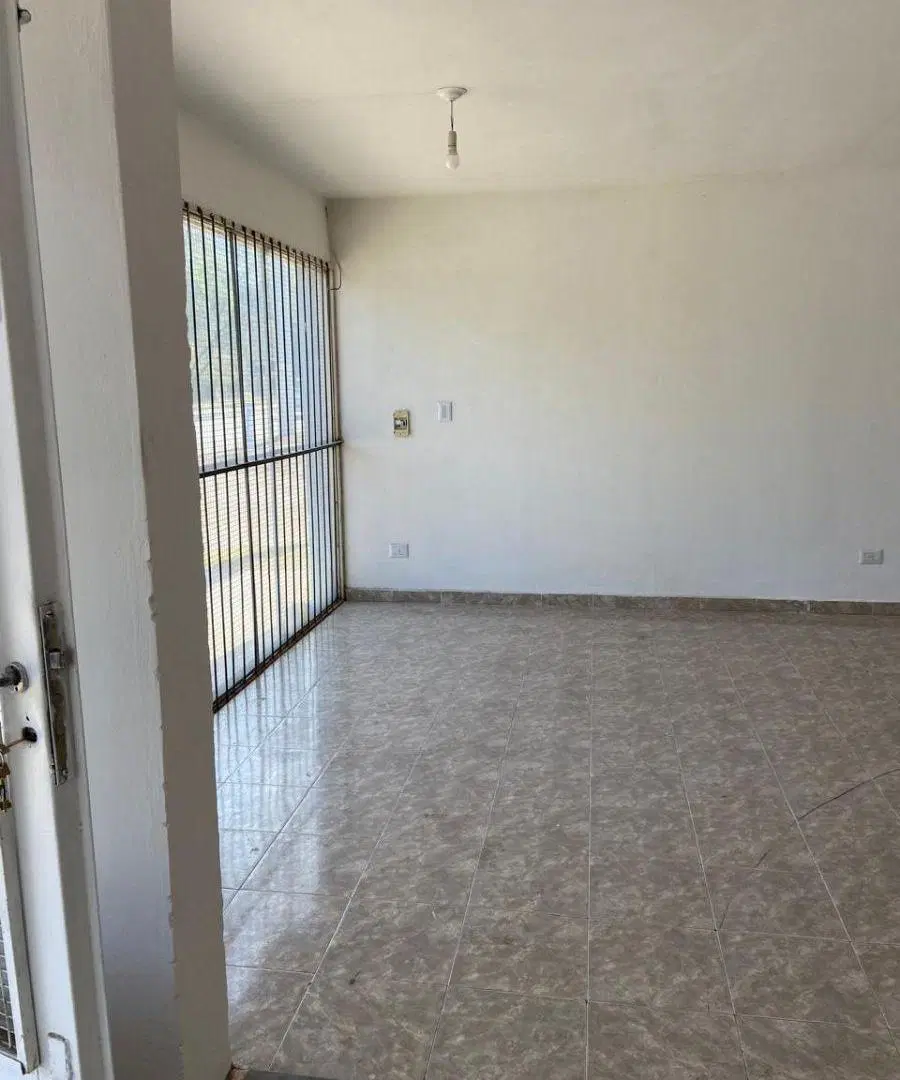 Alquiler de local en Av Bodereau 8500 con patio amplio 3
