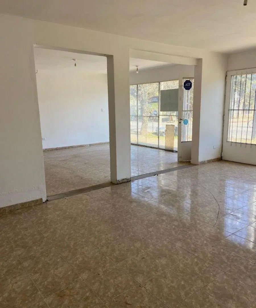 Alquiler de local en Av Bodereau 8500 con patio amplio 4