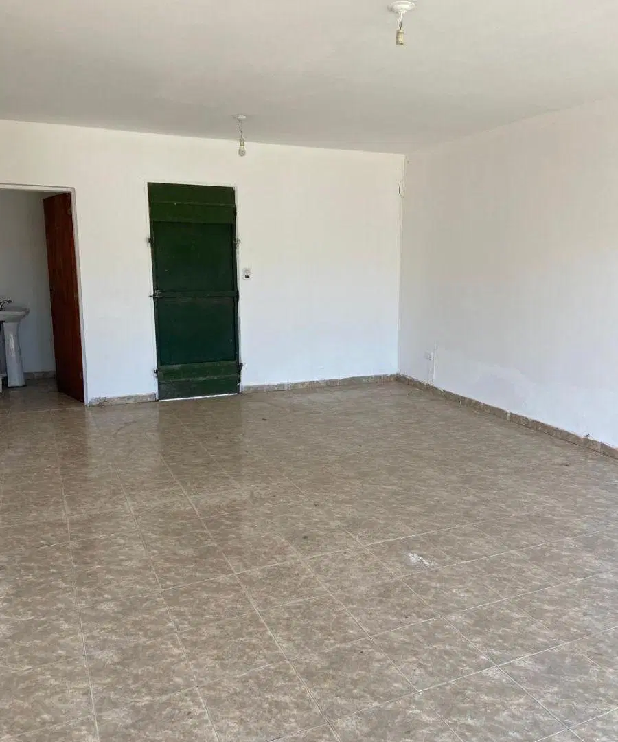 Alquiler de local en Av Bodereau 8500 con patio amplio 1