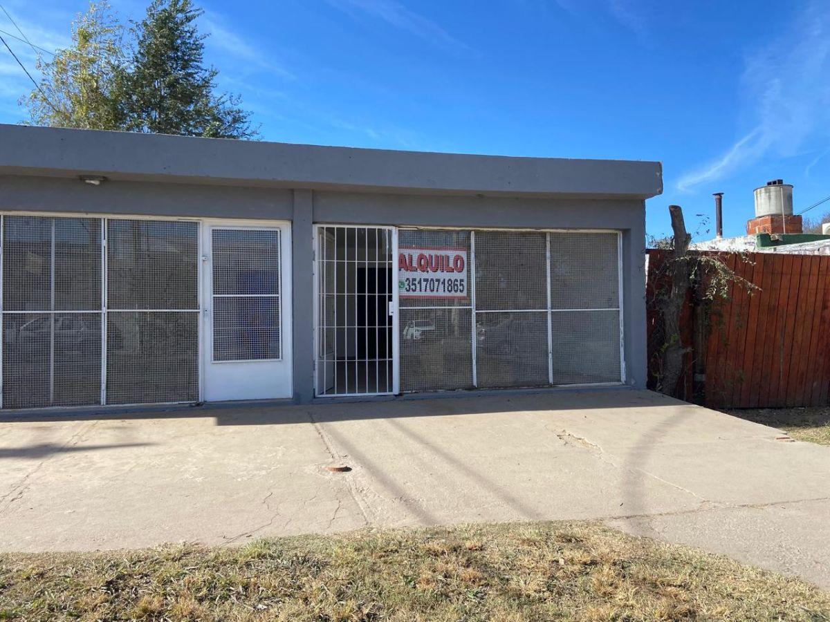 Alquiler de local en Av Bodereau 8500 con patio amplio