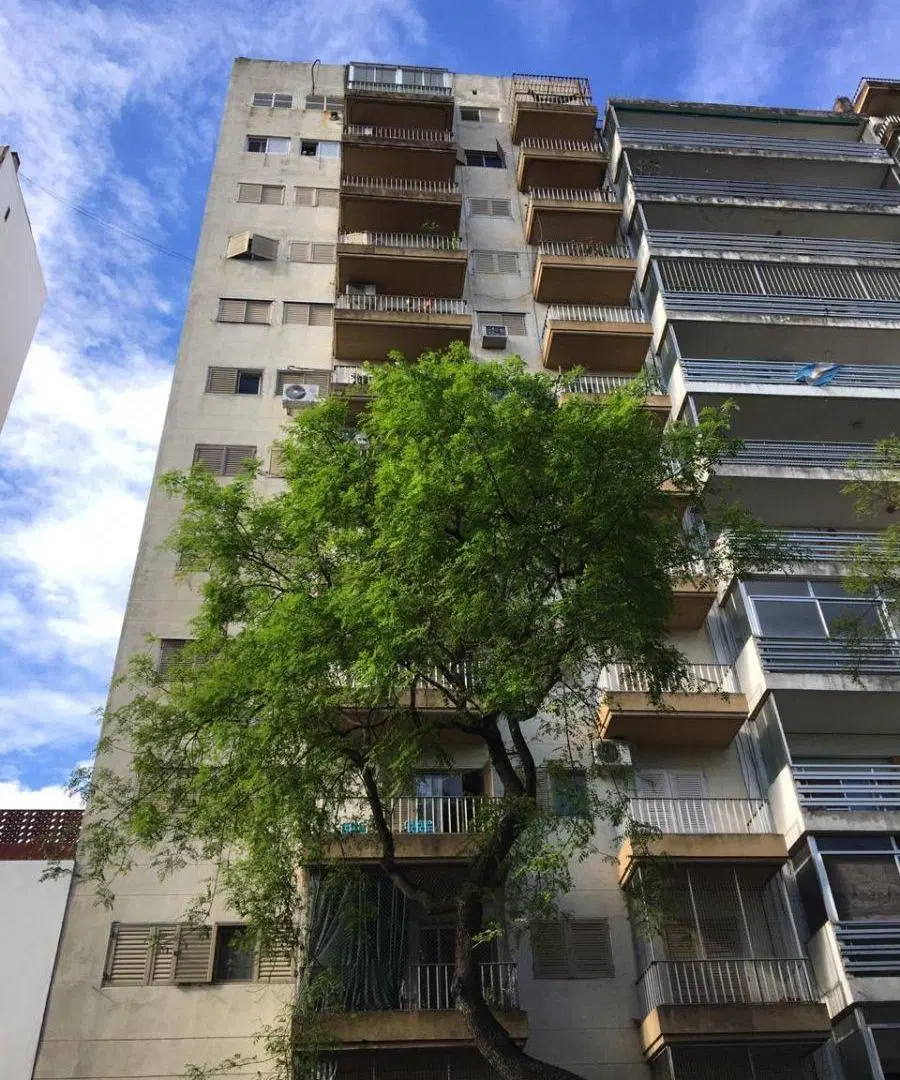 Av. PELLEGRINI 668 Piso 11º Depto 3º 4