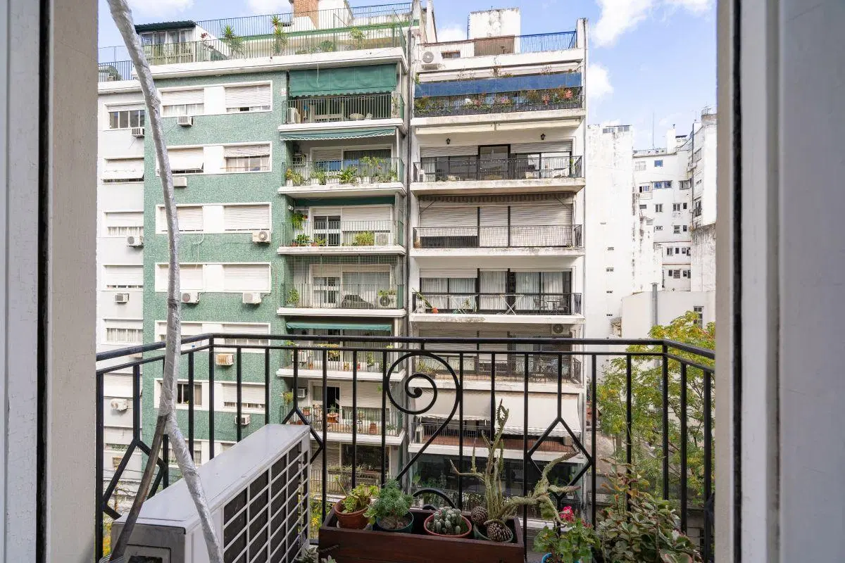 Semipiso 4 Amb Renovado. Al Frente. 2 Balcones. Muy Luminoso y en Excelente Estado! 5