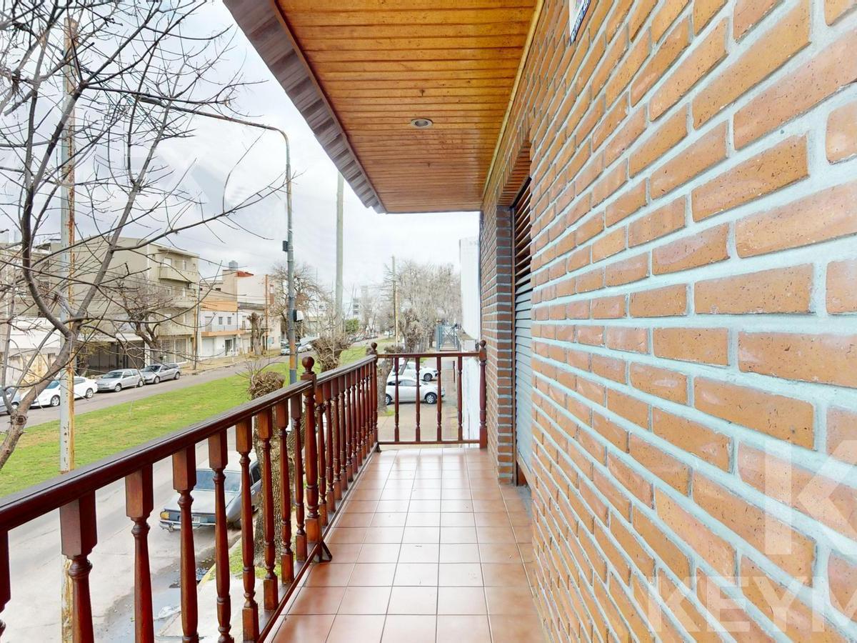 Casa de 3 Plantas Apta Banco en Venta 1