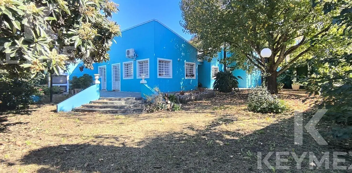 Casa en venta en Villa Elvira, La Plata —  dormitorios, parque, cochera cubierta a 150 m de Av. 7 2