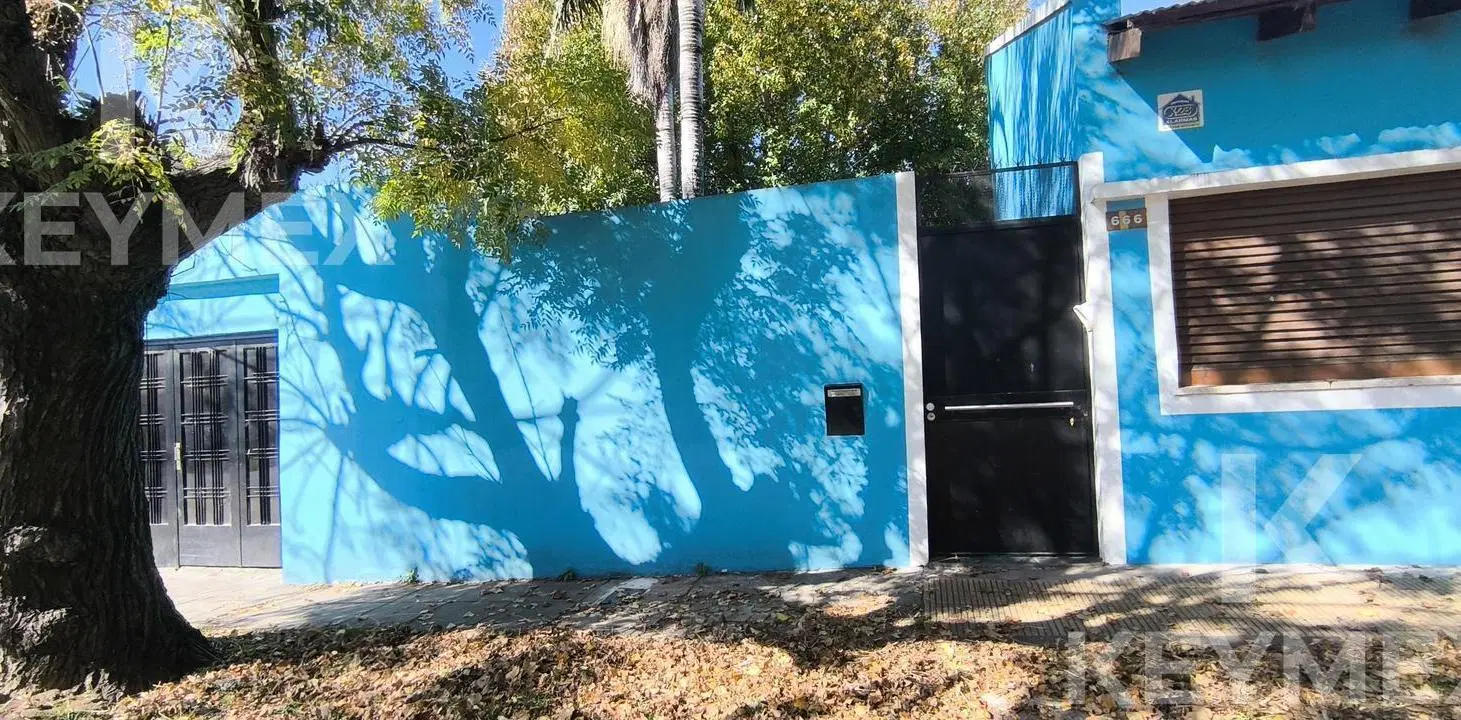 Casa en venta en Villa Elvira, La Plata —  dormitorios, parque, cochera cubierta a 150 m de Av. 7 4
