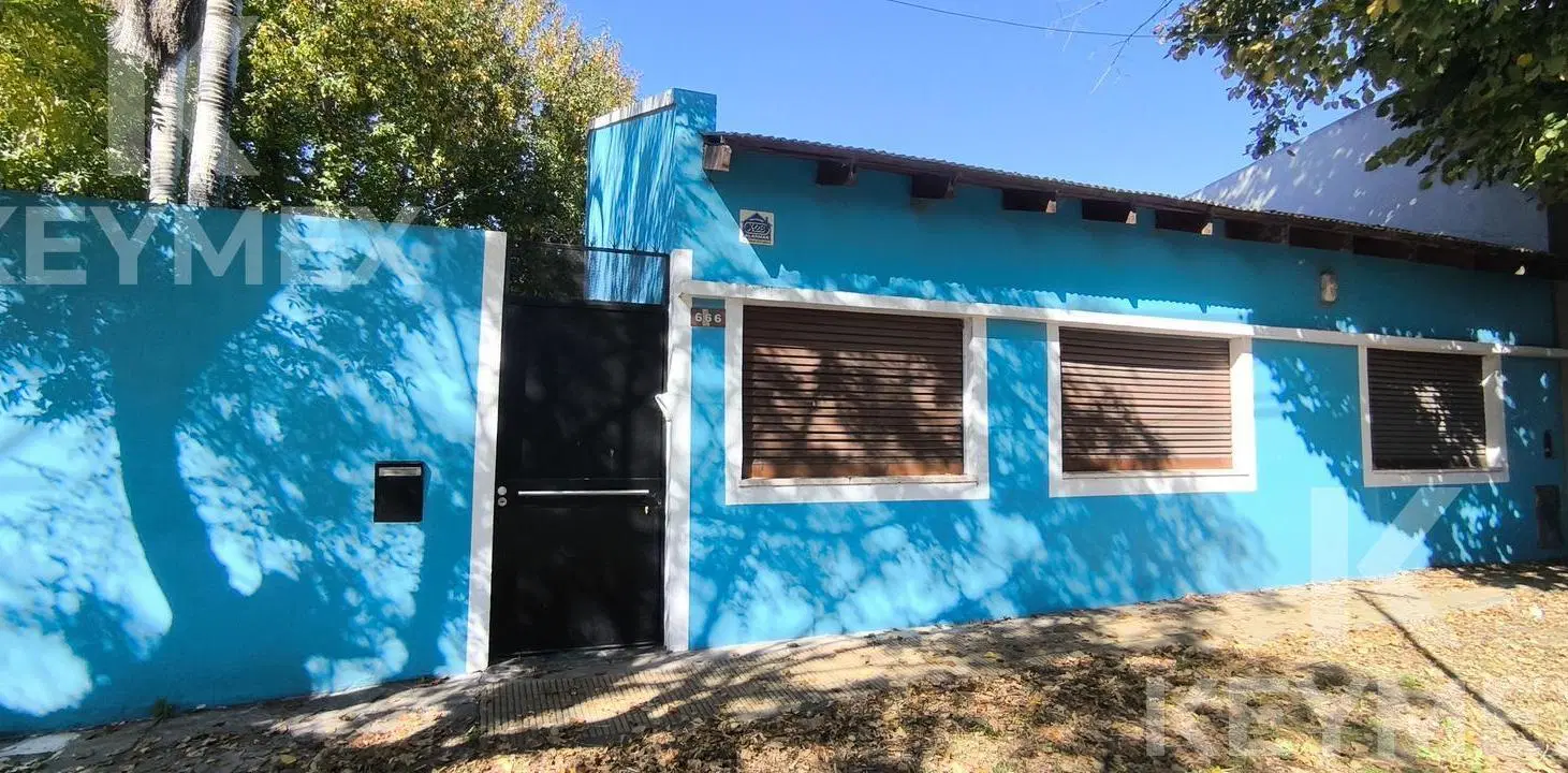 Casa en venta en Villa Elvira, La Plata —  dormitorios, parque, cochera cubierta a 150 m de Av. 7 3