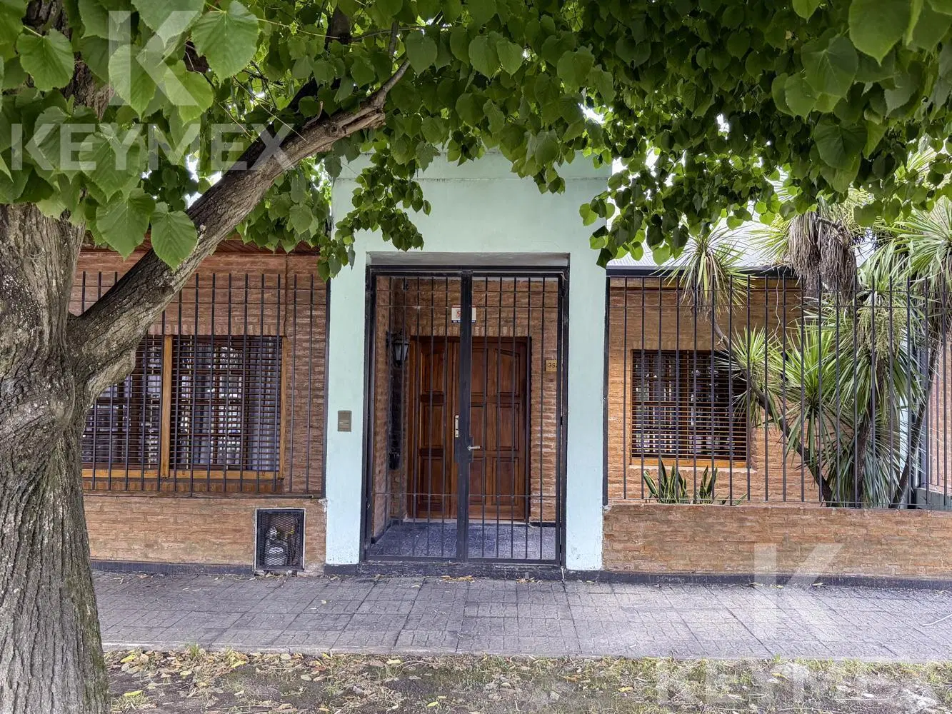 VENTA Casa en Hernandez, 3dorm. y escritorio , con amplio jardín y pileta 2