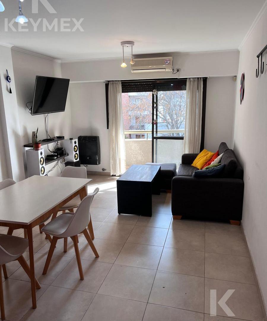 Departamento en La Plata 3er piso frente, 2 dormitorios, 2 baños, cochera semicubierta, balcón