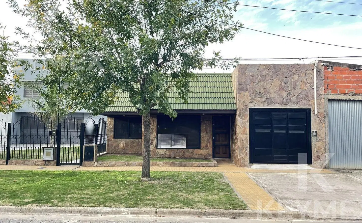 Casa en venta Los Hornos, 3 dormitorios, quincho, piscina,  parque. cochera 2 autos 5