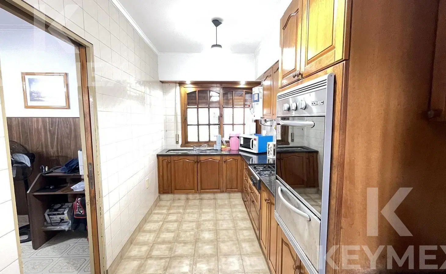 Casa en venta Los Hornos, 3 dormitorios, quincho, piscina,  parque. cochera 2 autos 3