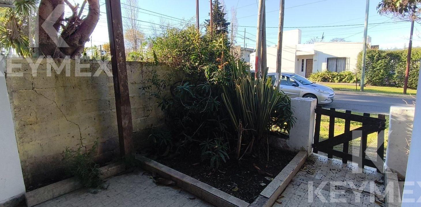 Foto de Casa en venta en Los Hornos/ dos dormitorios/ Cochera y patio, imagen 3