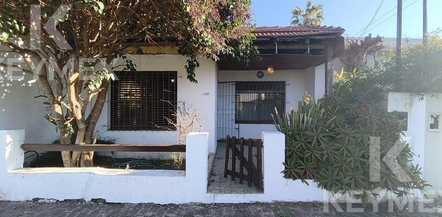 Foto de Casa en venta en Los Hornos/ dos dormitorios/ Cochera y patio, imagen 1