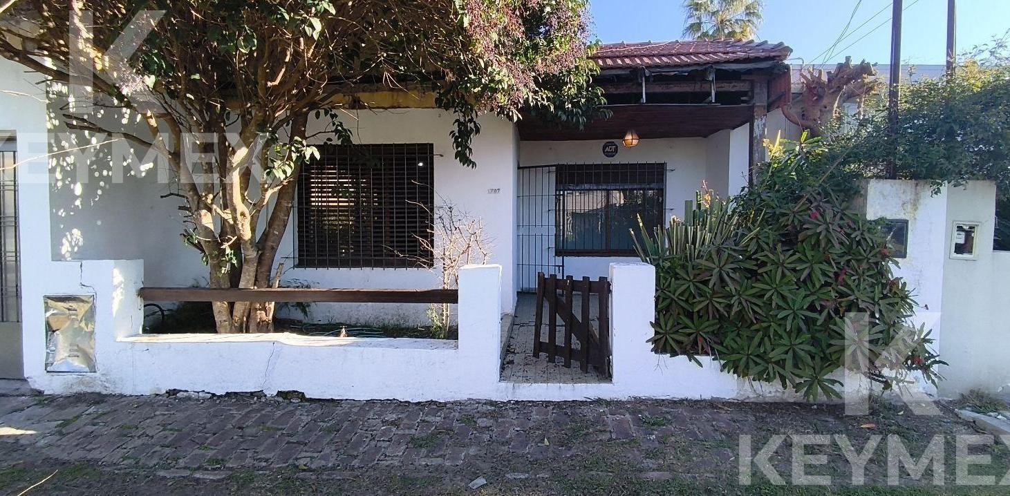 Foto de Casa en venta en Los Hornos/ dos dormitorios/ Cochera y patio, imagen 2