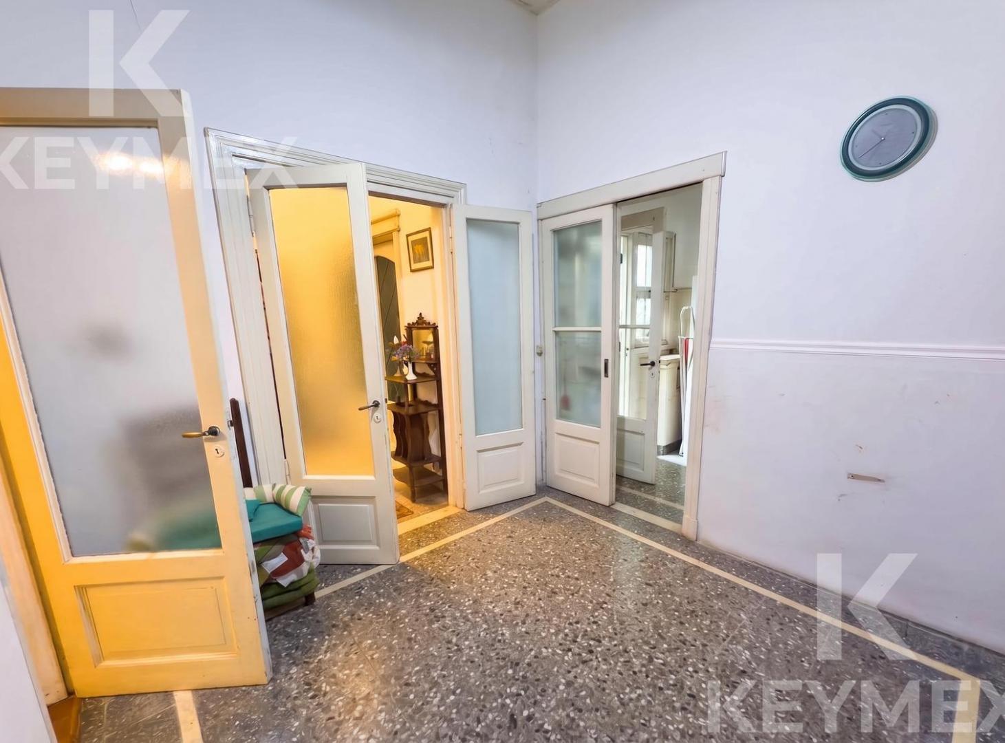 Foto de Venta Casa de 4 dormitorios con cochera y terraza - Esquina de Calle 8, imagen 2