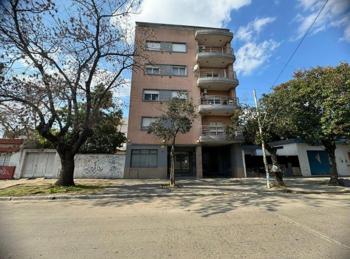 DEPTO. EN PLANTA BAJA 2 AMB. CON COCHERA 4