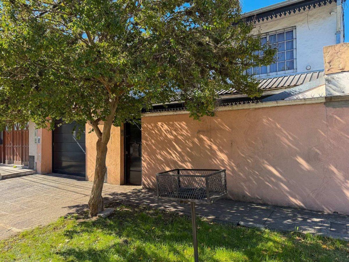VENTA CASA 5 AMBIENTES COCHERA QUINCHO APCREDITO