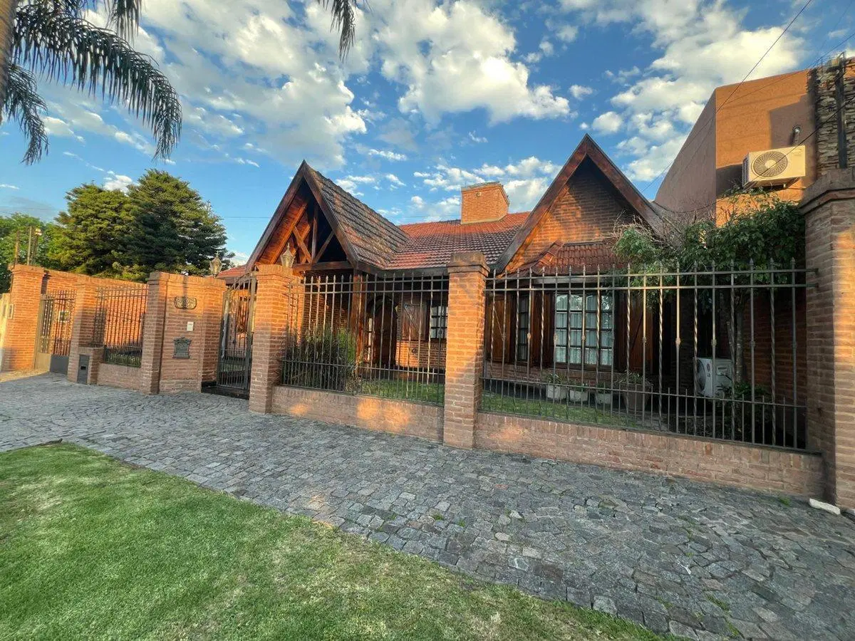 Venta Casa 6 amb Padua Centro. Lote 955 m. Piscina 2