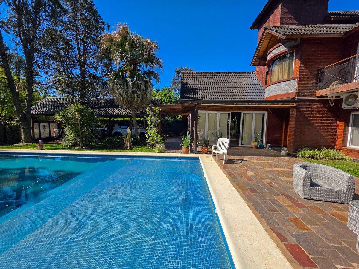 VENTA PERMUTA CASA DE CATEGORIA 7 AMBIENTES LELOIR