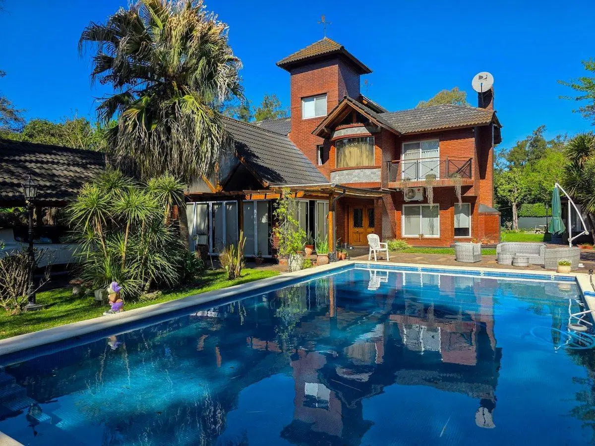 VENTA PERMUTA CASA DE CATEGORIA 7 AMBIENTES LELOIR 4