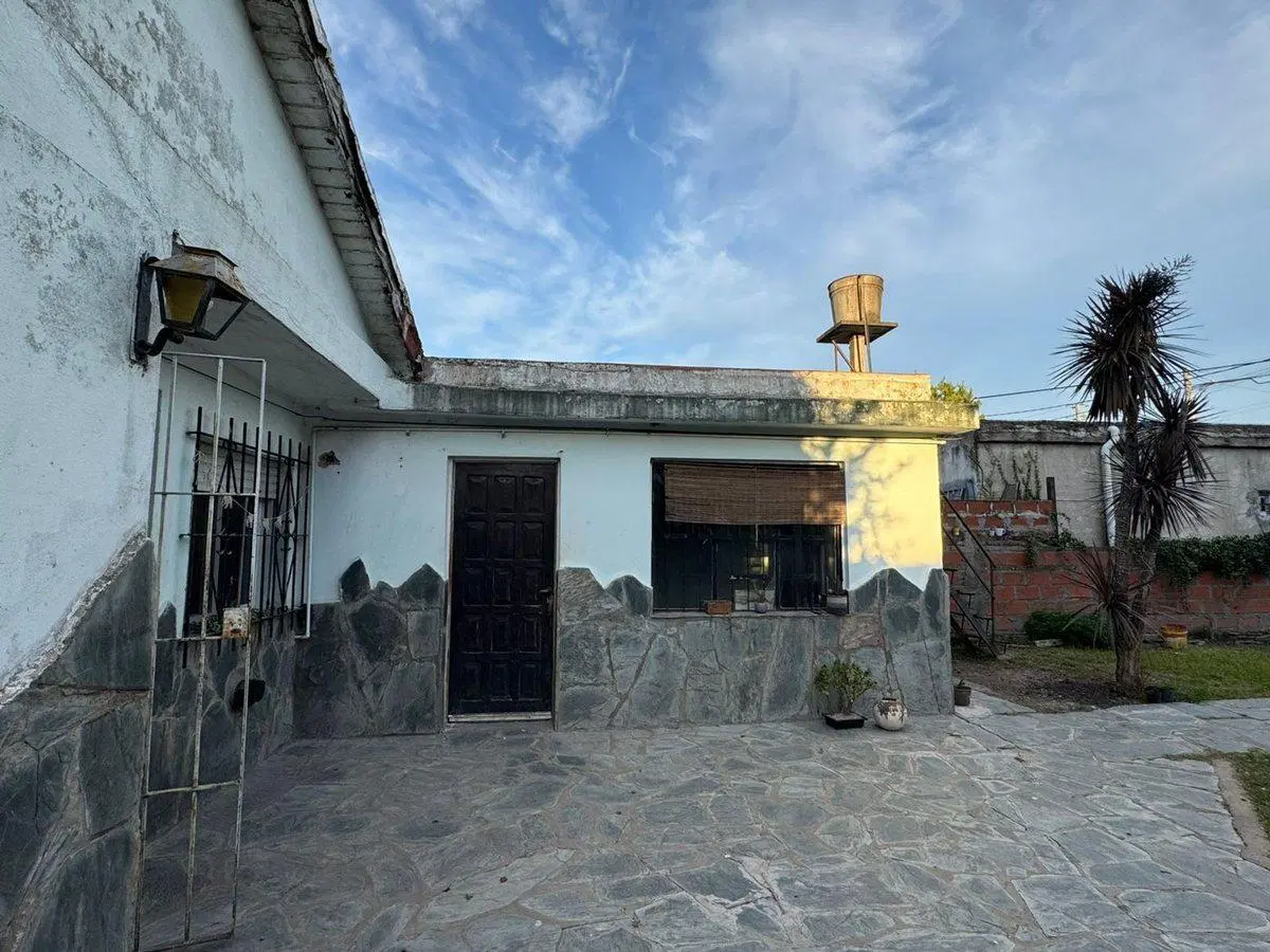 VENTA CASA 3 AMBIENTES C/PATIO - LA REJA 4