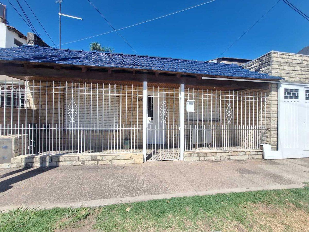 VENTA CASA 5 AMBIENTES COCHERA JARDIN MERLO