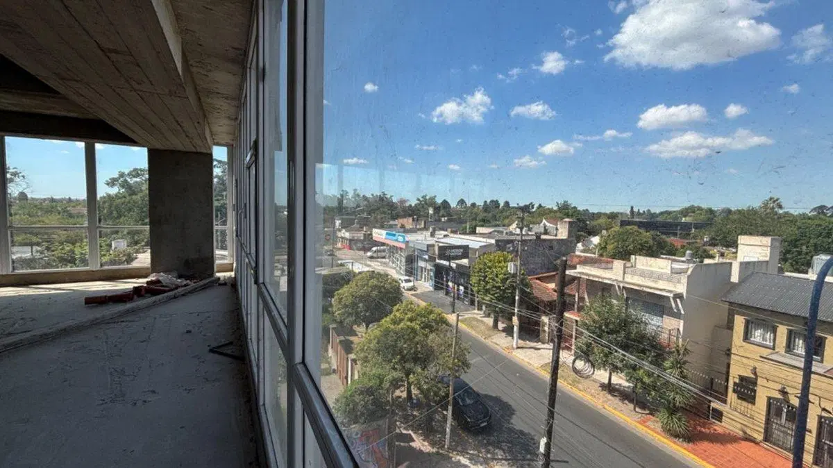 VENTA OFICINA A MTS DE ACC OESTE MORENO 5