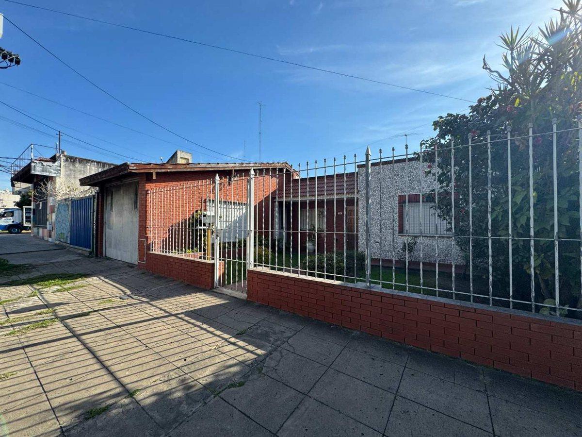 VENTA CASA 3 AMB CASANOVA CENTRO GARAGE PATIO