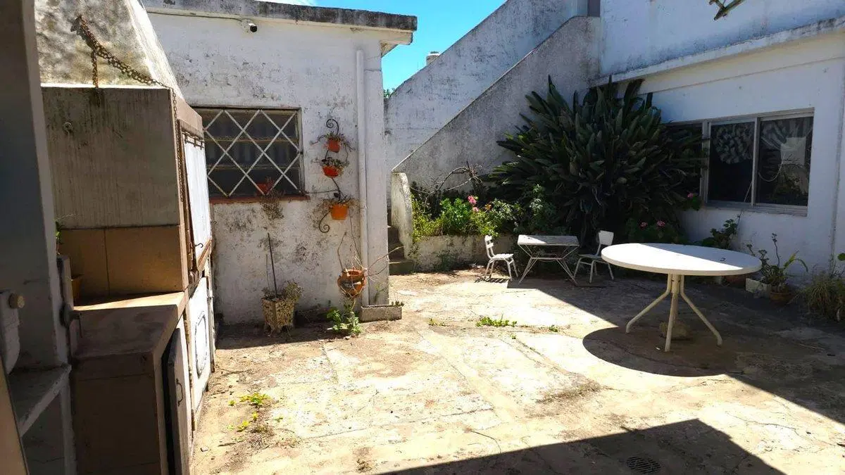 VENTA- CASA 4 AMB. C/COCHERA- ITUZAINGO 4