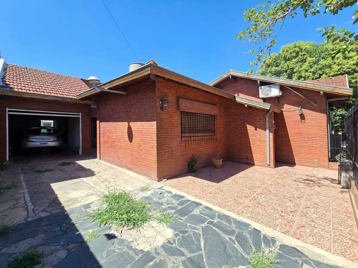 VENTA CASA 4 AMBIENTES JARDIN COCHERA LOTE 574M2 3